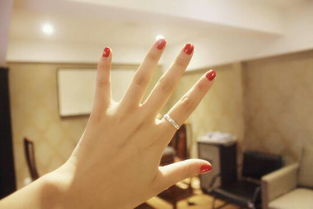 涂红色指甲油的女生给你们的感觉是什么 