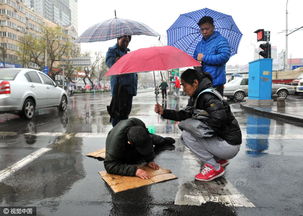 老人路上摔倒 众人雨中救护 