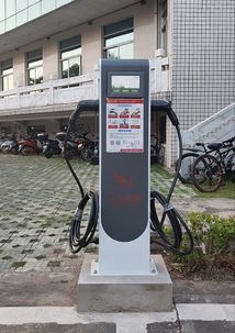 东兴市政府办公楼停车场新建的5个新能源汽车充电桩投入使用