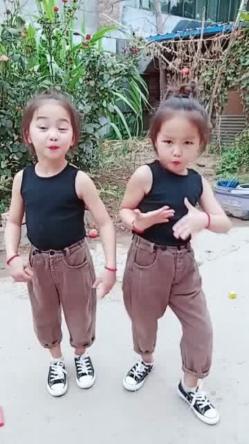 双胞胎女孩,连性格都一模一样 