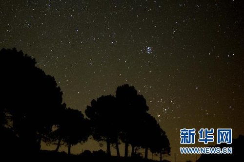 英仙座流星雨 流星划过夜空 瞬息三度变色 