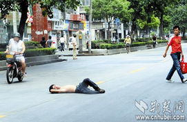 男子躺马路 讨说法 警方一天三次为其出警 