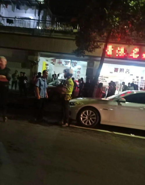 江滨西路女司机倒车撞进面馆,满地碎玻璃 行人已被120拉走