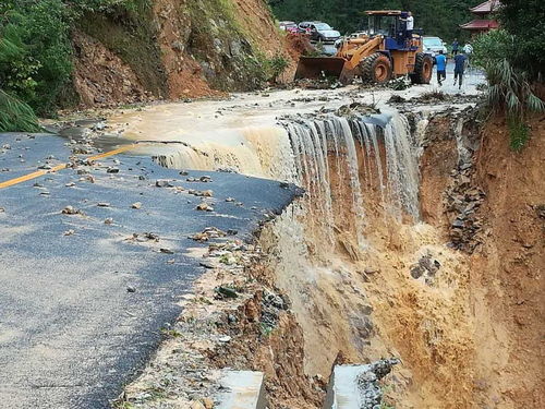 广西龙胜遭特大暴雨 河水暴涨致山体滑坡 