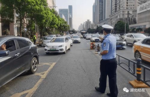 开学第一天,今早出门你还顺利吗 校门前,家长激动说出这样一番话