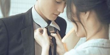 男生进衣服里吃胸细节 偷看自己与老婆在床上亲热