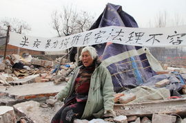 河南村支书指挥百余人深夜强拆72岁老太民房