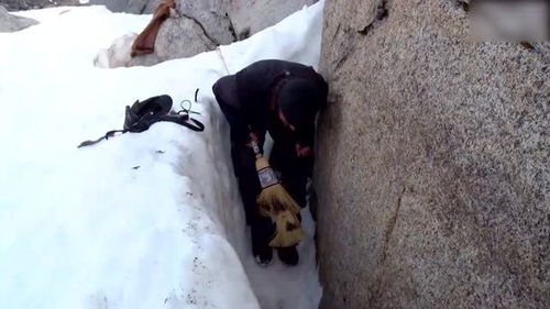 在雪地里求生,第一件事就是保暖,他竟在雪里睡觉 