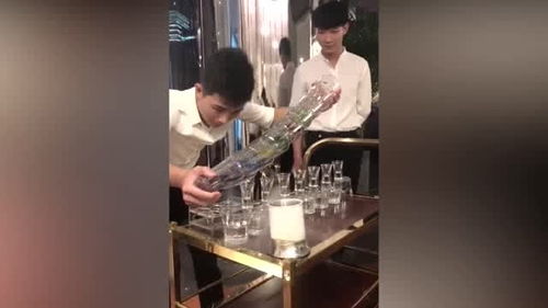 小哥这娴熟的调酒技术,还是彩虹酒 可以C位出道了 