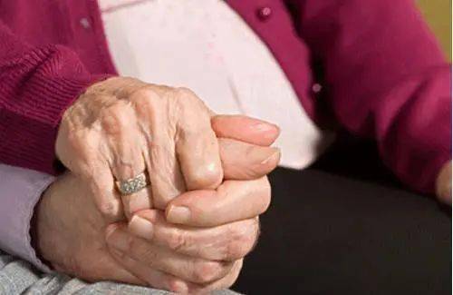 老年人发生婚外恋的危害有哪些呢 怎么预防老年人出轨
