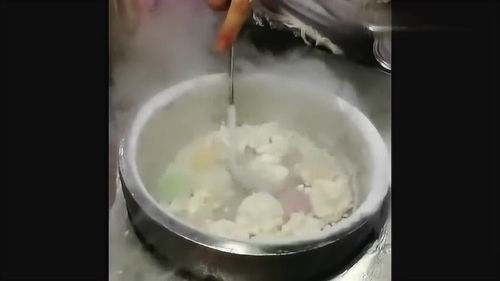 漂亮的小姐姐在制作冒烟冰激凌,烟雾缭绕的美食,也别有一番风味 