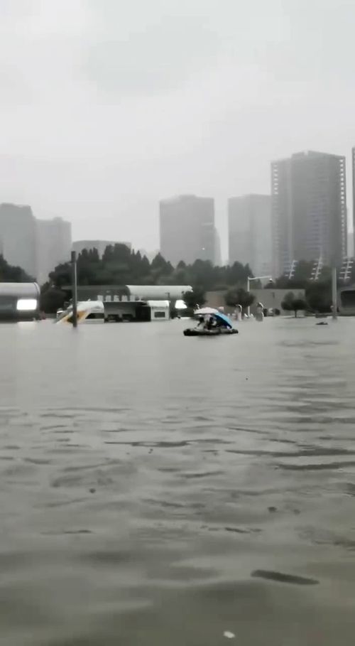 郑州暴雨,出行注意安全 