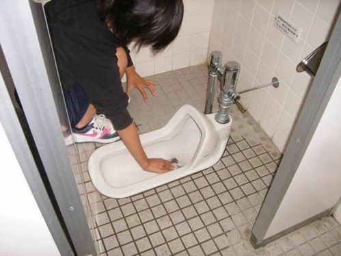 日本人有多爱干净 女学生刷男厕所一丝不苟,网友 可以,但没必要