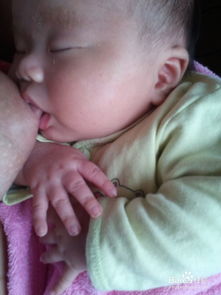 宝宝吐奶和溢奶的区别，2个月宝宝吐奶怎么办