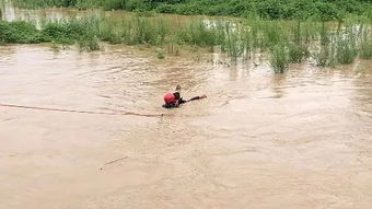 又是钓鱼 汉中暴雨引发河道涨水两人被困河中