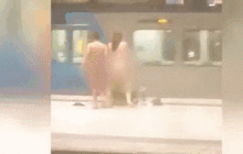 卧槽 两名澳洲男子竟在火车站站台啪啪啪 衣服裤子脱了就搞 全身一丝不挂 动图