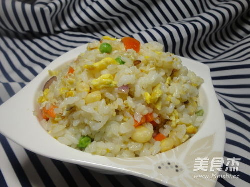 蔬菜蛋炒饭的做法 蔬菜蛋炒饭怎么做 轻轻美食 