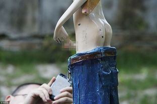 上海现成年男子当众撒尿雕塑 姿态不雅引市民吐槽 组图