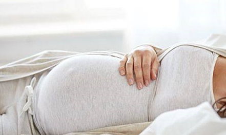 原创怀孕后，睡觉只能左侧卧？3个阶段“睡姿”不同，孕妇舒服还养胎