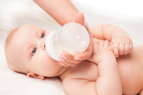 婴儿喝奶粉(刚出生的宝宝可以喝奶粉吗)
