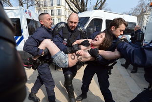 乌克兰女权组织全球 裸胸圣战 声援突尼斯女孩 