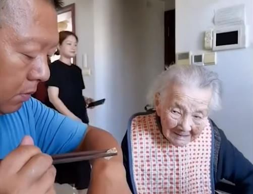 上海一外孙喂108岁外婆吃鱼,一个细节感动了网友 忠孝家传