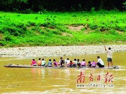 暴雨冲垮大桥 小学生过河乘竹排近一个月 