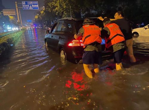 万幸 昨夜狂风暴雨中,北京这10辆涉水被困车脱险,现场曝光