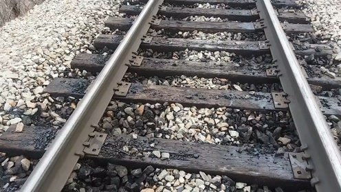 不可思议的火车铁轨,为何铁轨下面要铺上碎石子 铺水泥不好吗