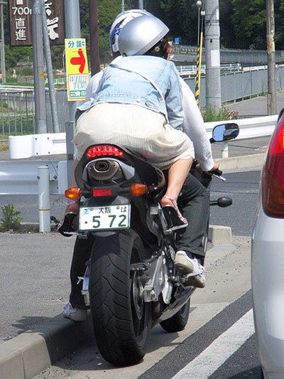 骑摩托车的浪漫情侣们