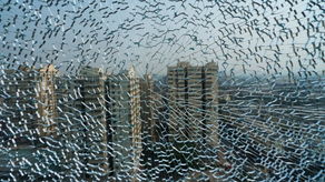 破裂的窗户玻璃