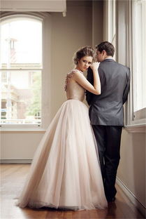 甜美粉色婚纱礼服 打造出新娘梦幻嫁衣 