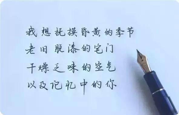 痛到心碎的心情短语：想哭又怕没人安慰，咽下眼泪继续微笑的感觉