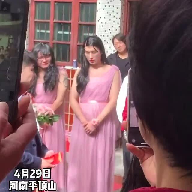 女子结婚请 特别伴娘 ,五大三粗的男子,瞬间变娇羞引众笑 