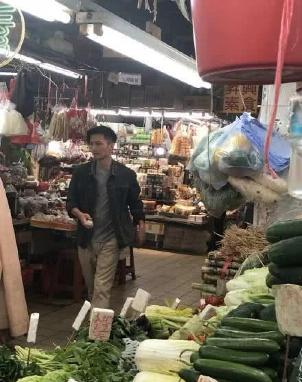 39岁谢霆锋菜市场买菜被偶遇,近照状态惊艳脸上看不出任何老态