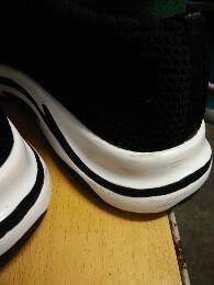 白边鞋子蹭上黑色痕迹怎么快速去除 