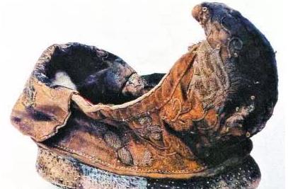古代有一种鞋子为什么前端翘起 是用什么材料做的