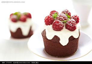 放在盘子里巧克力小蛋糕图片免费下载 编号2745493 红动网 