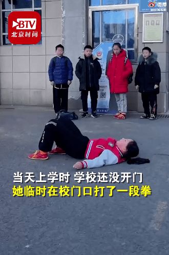 老黄历 妈妈带5岁儿子体验考研气氛 男子帮老人用取款机取钱私吞1200元 妇女自称可摸骨包治百病引百人排队 