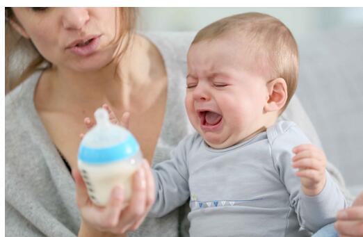 婴儿吃奶就哭，新生儿吃奶就哭闹怎么回事