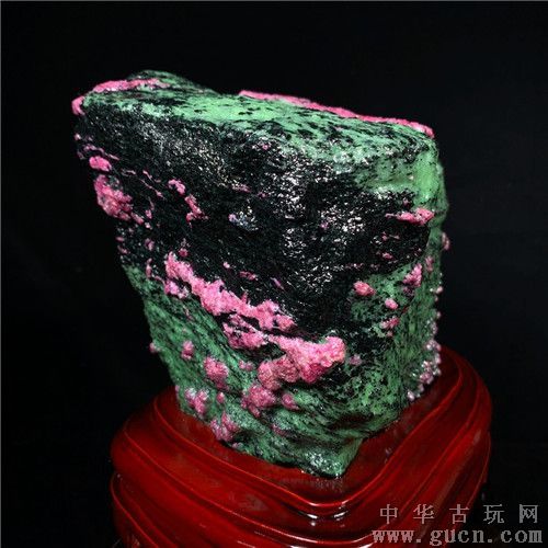 14天然红绿宝原矿石摆件,红宝石晶体点缀在绿色的黝帘石上约重7.4公斤