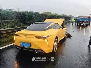 男子150万刚买的限量跑车,连功能都还没了解全,就已撞得快报废了