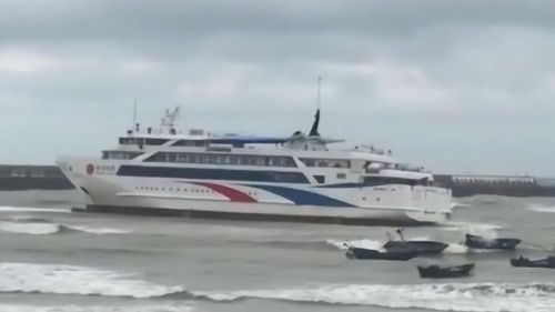 广西涠洲岛一客船搁浅 700余名被困游客已安全登岛 