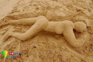 青岛 游客海边制作创意 沙雕女人像 引围观 图 