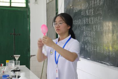 化学化工学院 格物致知 社会实践队 童心依旧,吹出斑斓理想