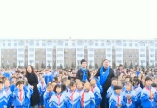 PDD投资修建希望小学,取名为皮皮希望小学,被当地电视台采访