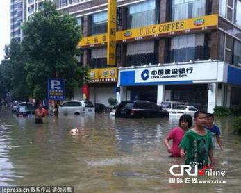 广东汕头强降水逾70万人受灾 街道成河 船来船往 