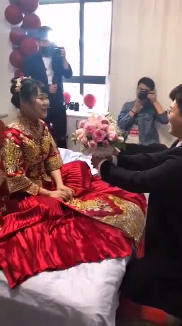 结婚是新娘为什么不能下地~(结婚当天新娘为什么不能出门)