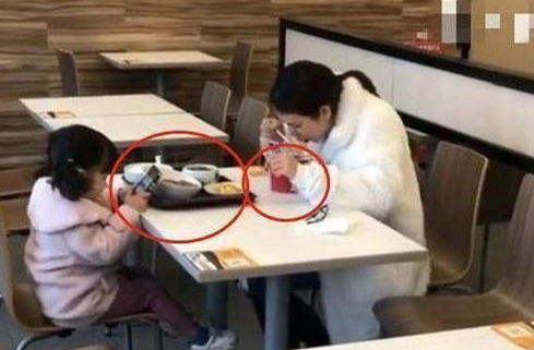 母女俩在服务区吃饭的照片火了,网友 这孩子算是养 废 了