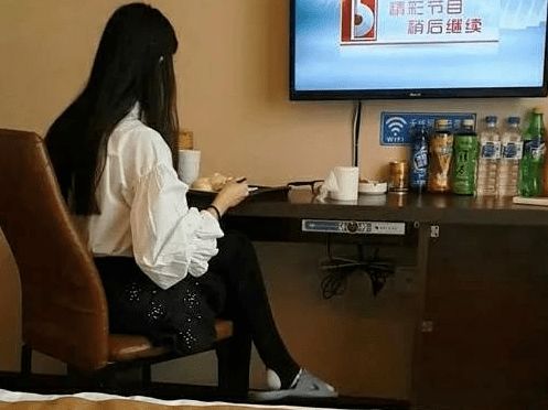 两名男子轮流与女性发生关系,女子报案后改口 我是自愿的